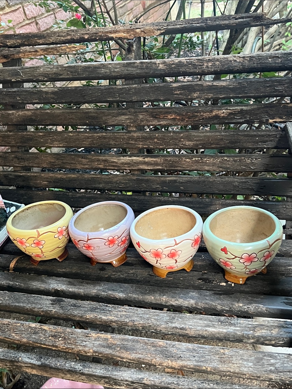 A set of 4 flower pots